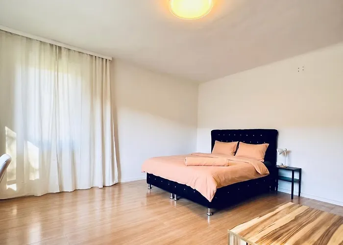 Διαμέρισμα Spacious With Garden Near Danube For 16 Guests For Long