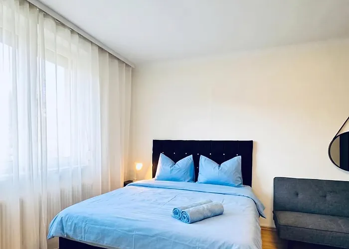 Appartement Spacious With Garden Near Danube For 16 Guests For Long *