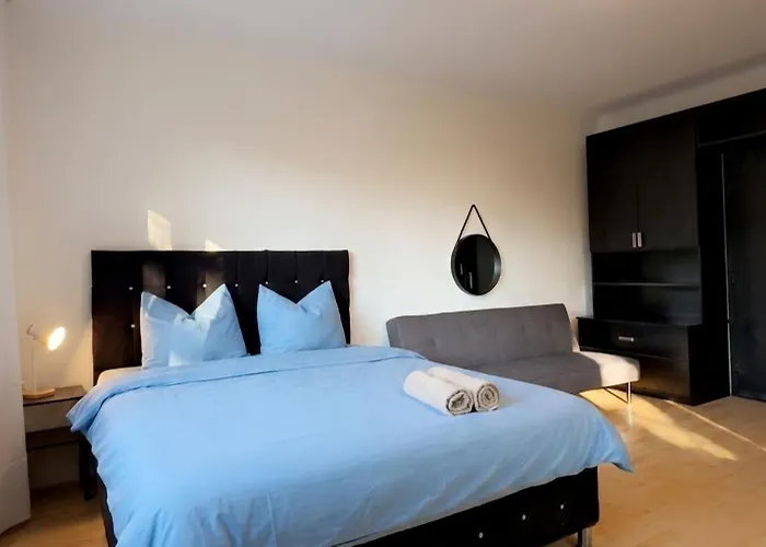 Spacious With Garden Near Danube For 16 Guests For Long Διαμέρισμα