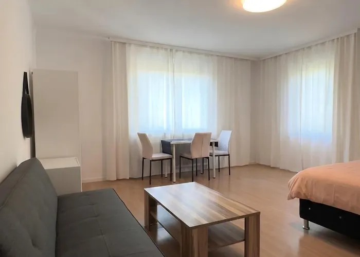 Διαμέρισμα Spacious With Garden Near Danube For 16 Guests For Long *