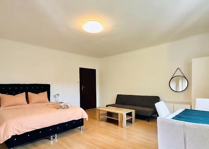 Spacious With Garden Near Danube For 16 Guests For Long Διαμέρισμα *