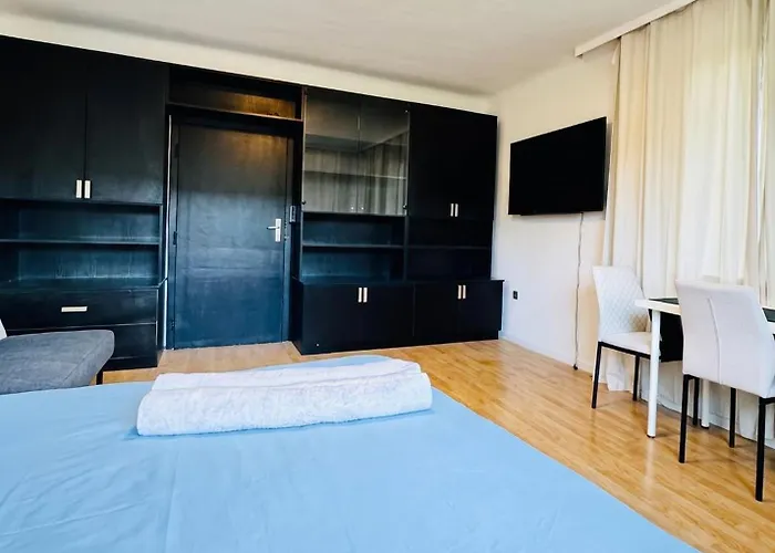 Spacious With Garden Near Danube For 16 Guests For Long