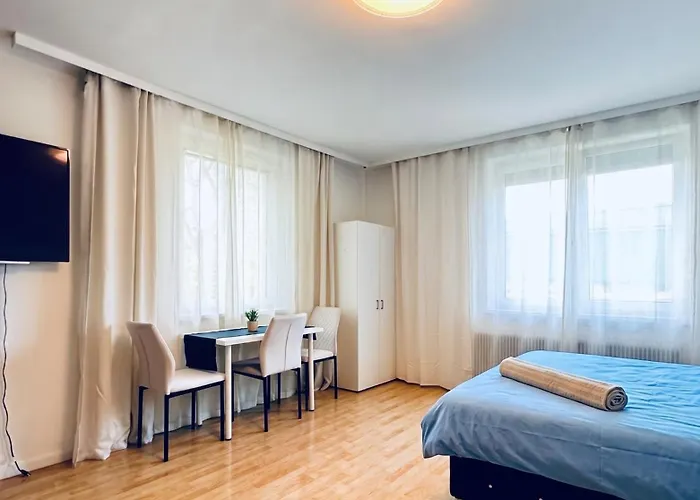Spacious With Garden Near Danube For 16 Guests For Long Διαμέρισμα *
