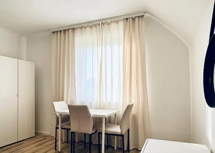 Appartement Spacious With Garden Near Danube For 16 Guests For Long
