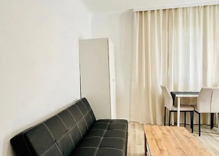 Διαμέρισμα Spacious With Garden Near Danube For 16 Guests For Long *