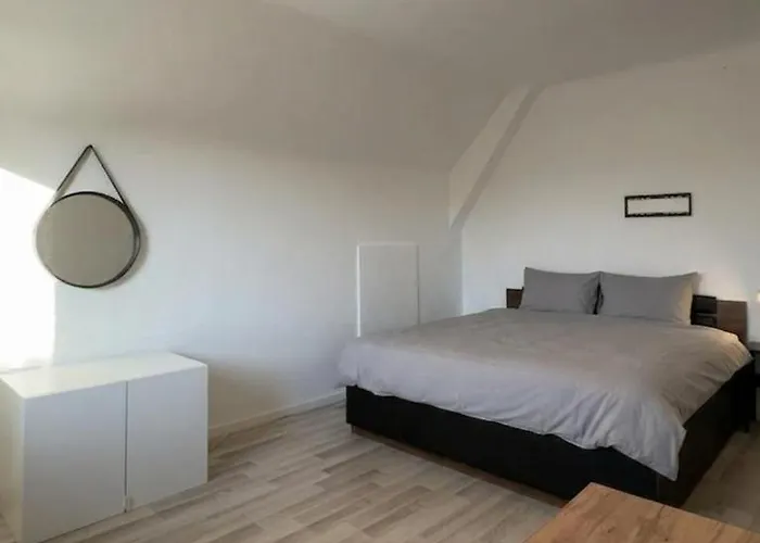 Spacious With Garden Near Danube For 16 Guests For Long Διαμέρισμα